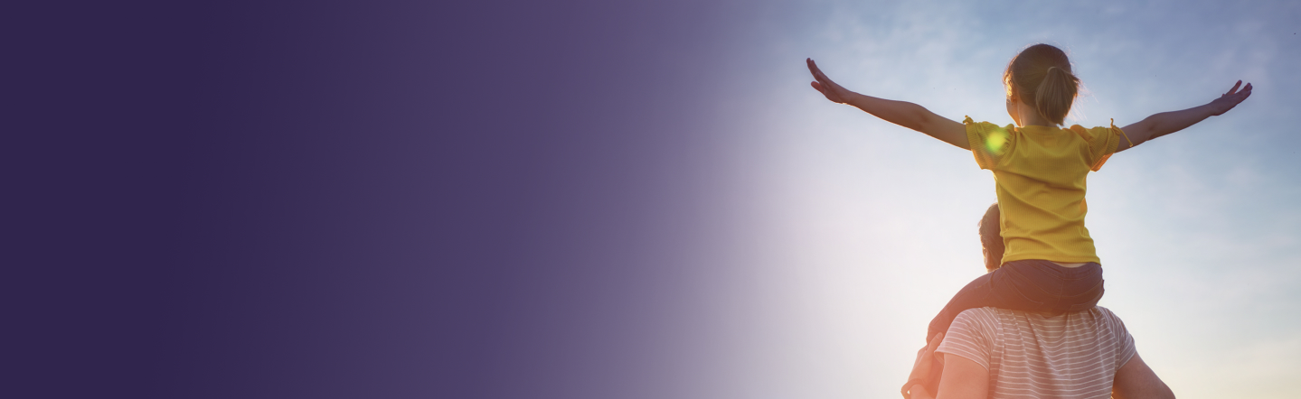 Kislány apuka nyakában ül